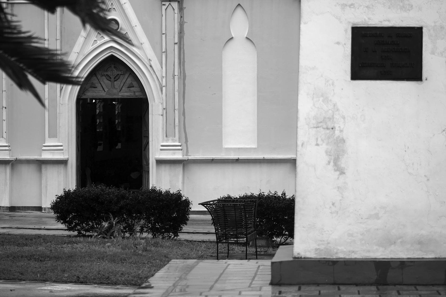 Black and white photo of a historic church entrance in Mérida, Venezuela.